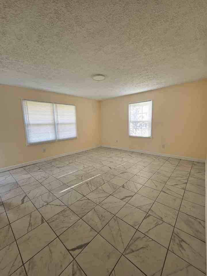2927 Yosemite Dr - Photo 2 of 15