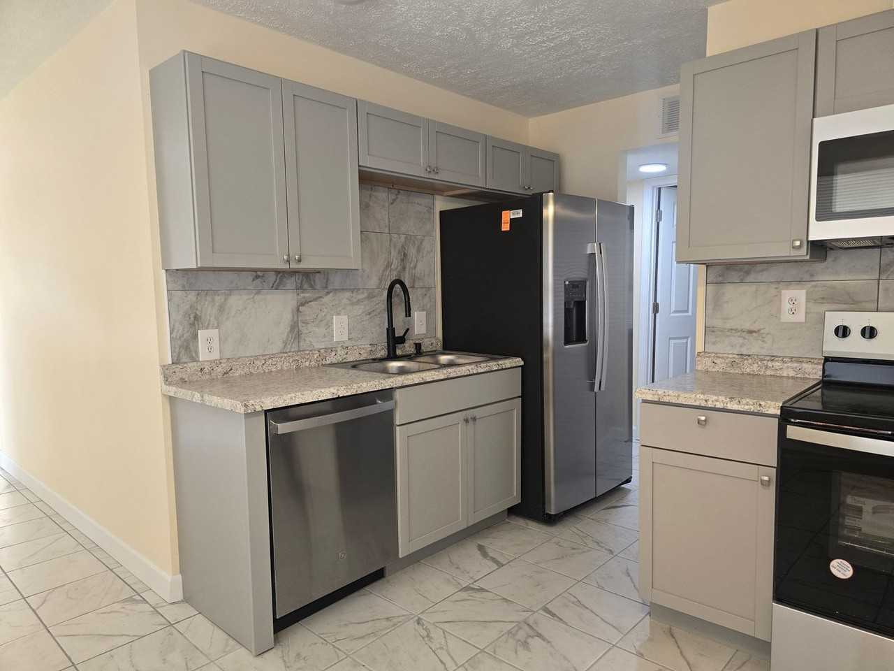 2927 Yosemite Dr - Photo 3 of 15