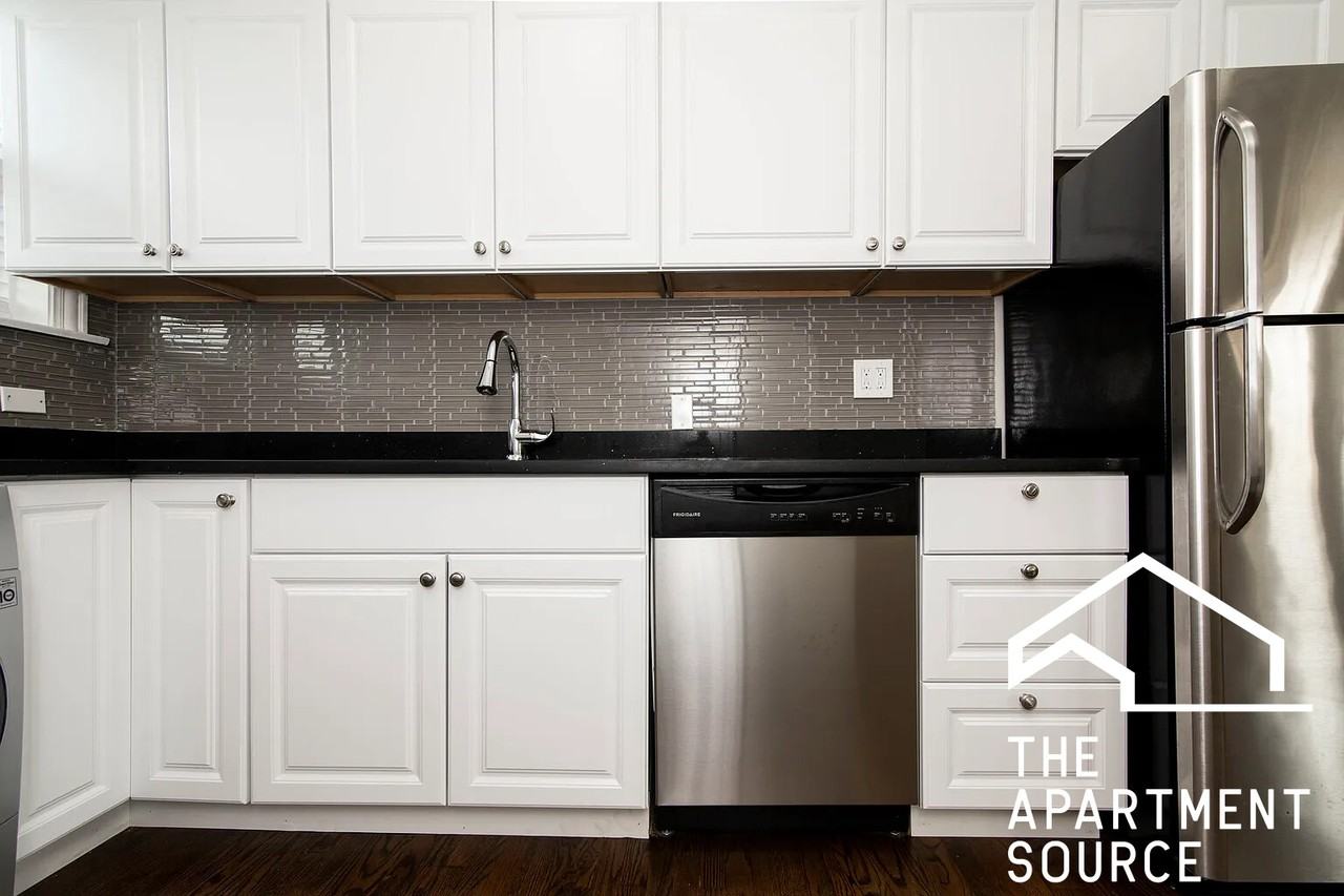 N Greenview Ave #1E - Photo 2 of 21