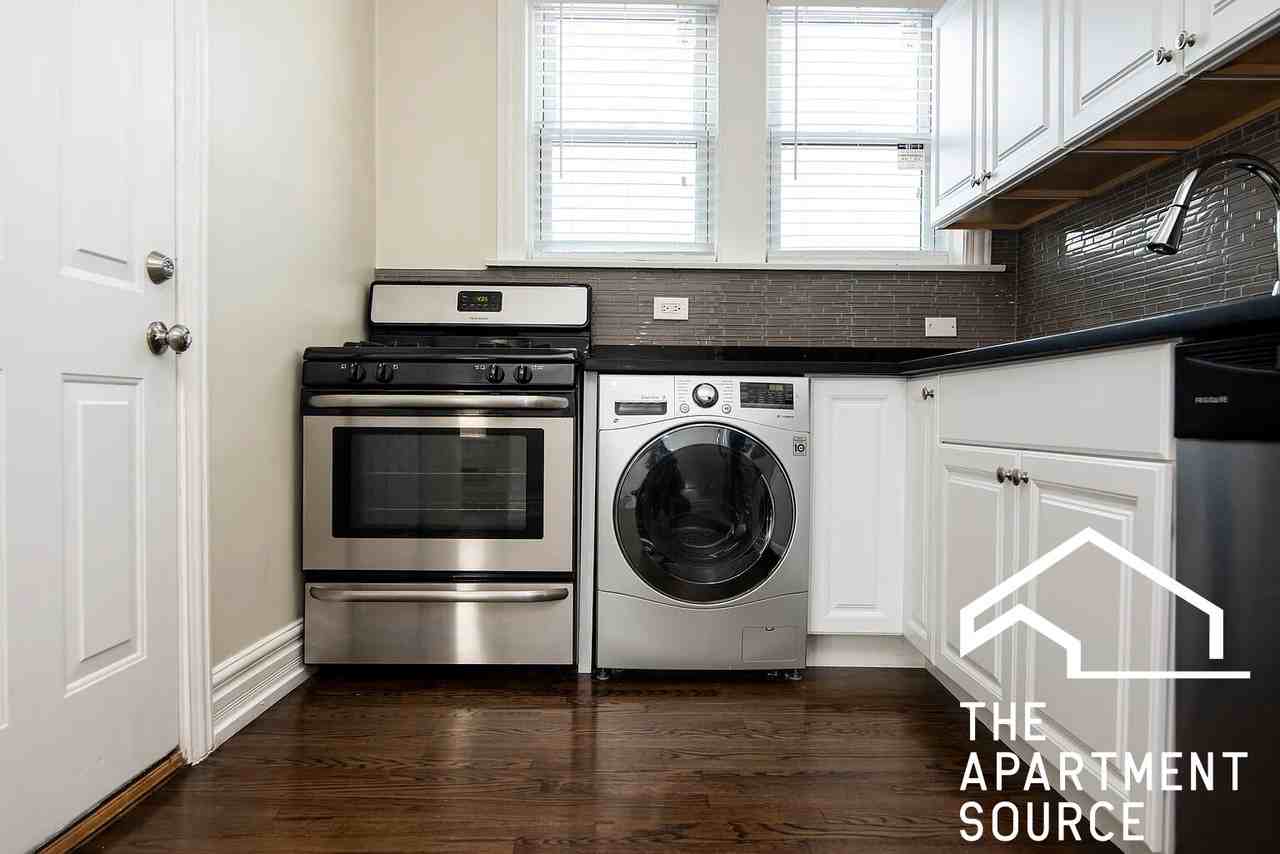 N Greenview Ave #1E - Photo 3 of 21