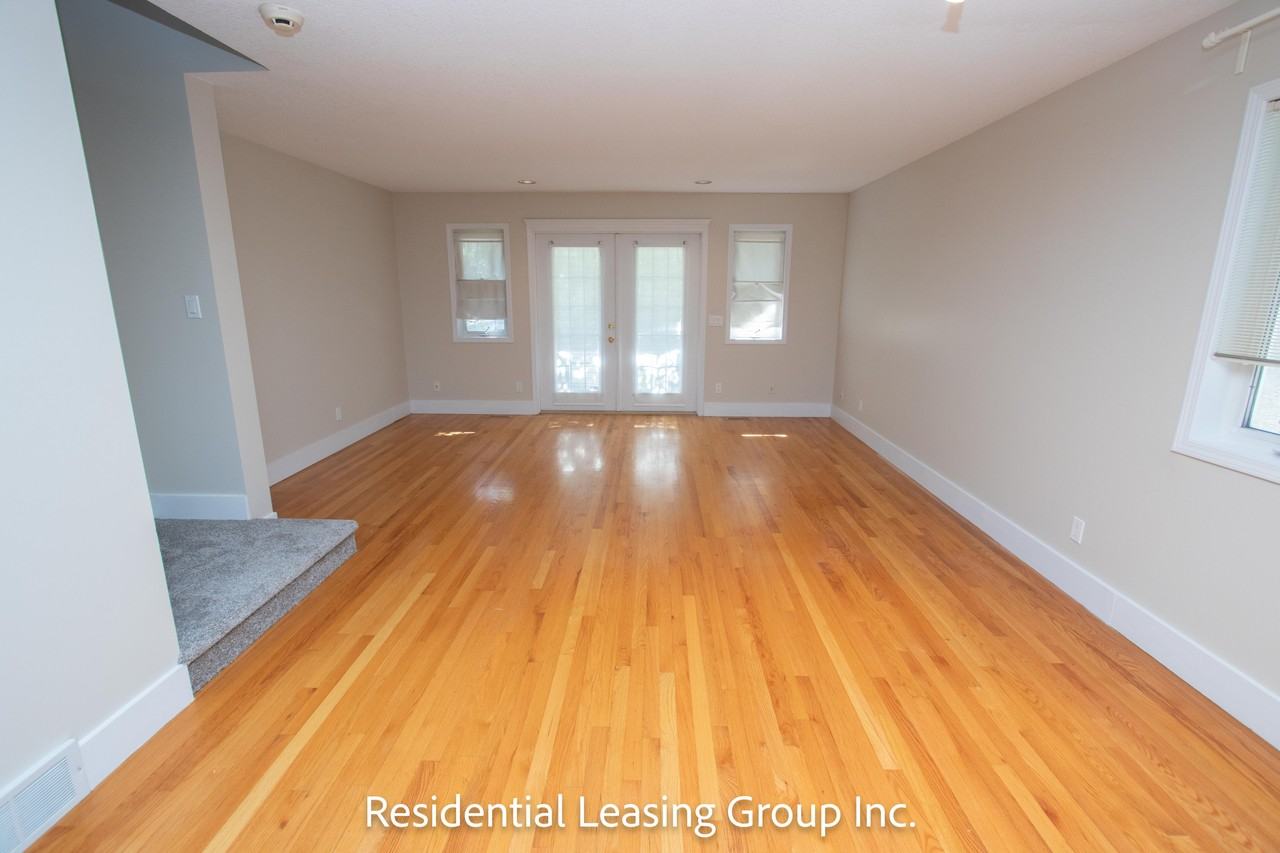 2126 32 Ave Sw - Photo 2 of 19