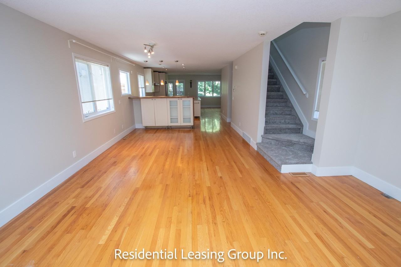 2126 32 Ave Sw - Photo 3 of 19