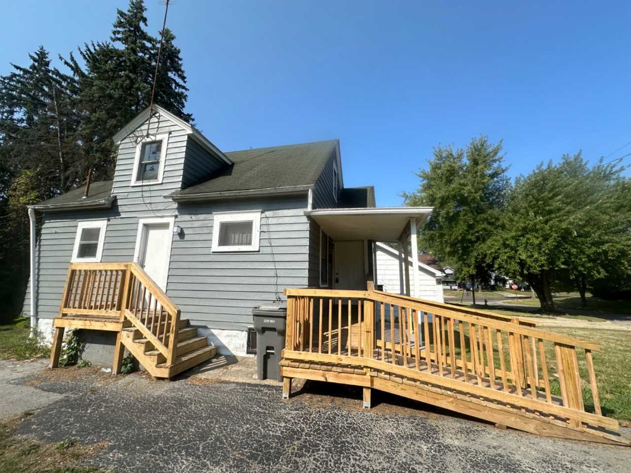 645 W Ravenwood Ave - Photo 2 of 11