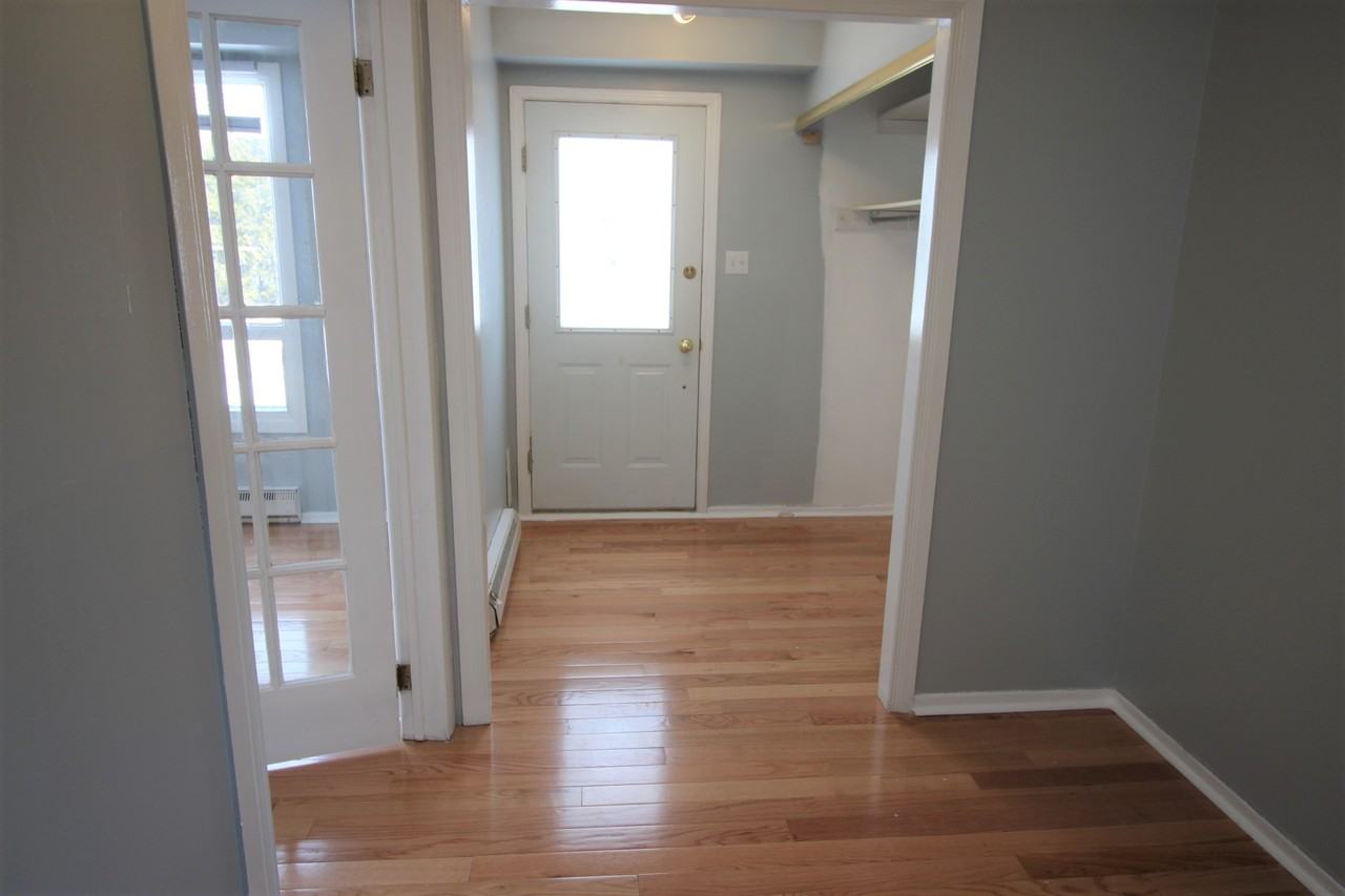 57 Hobart Crescent - Photo 3 of 8