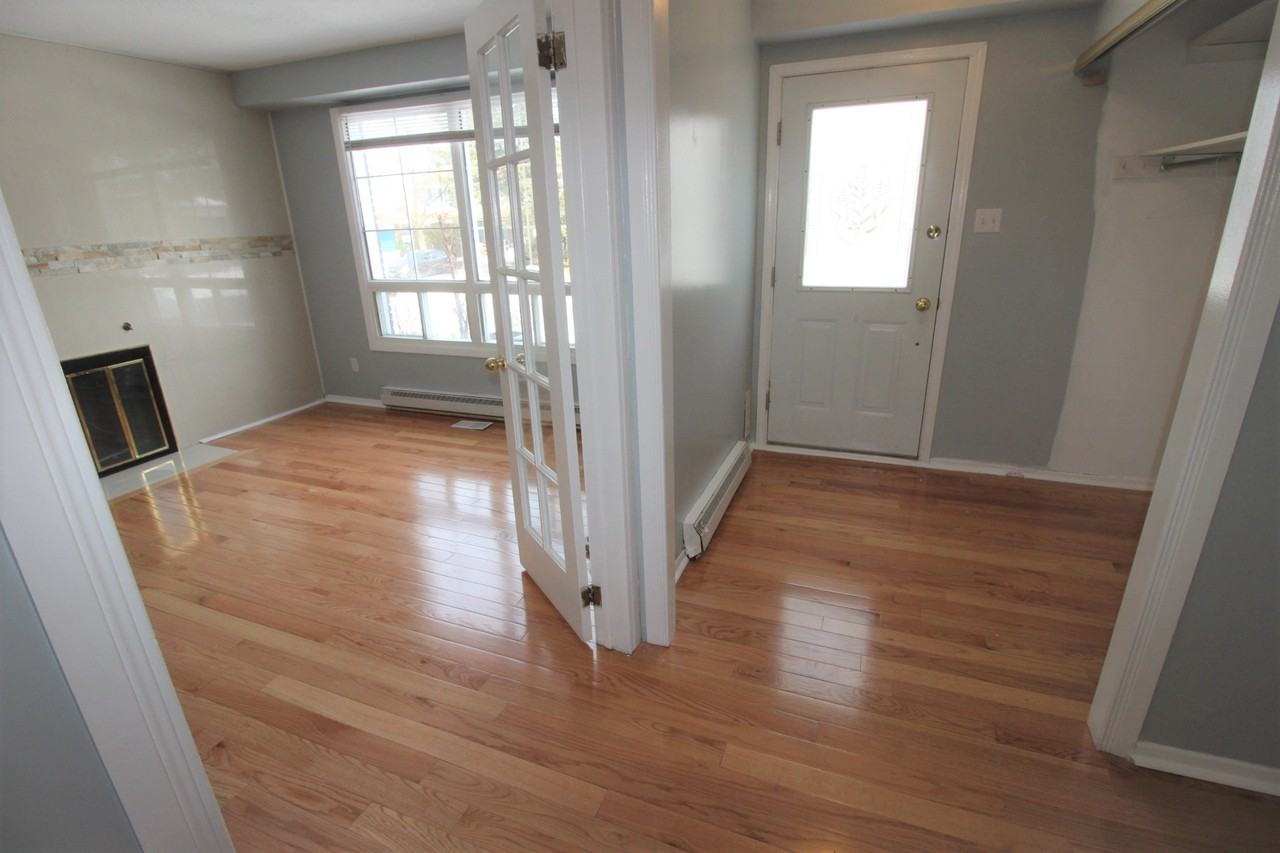 57 Hobart Crescent - Photo 2 of 8