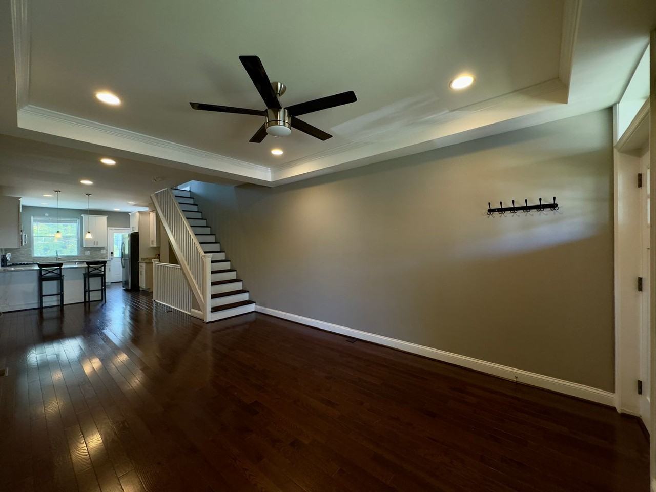 615 W 33rd St - Photo 3 of 25