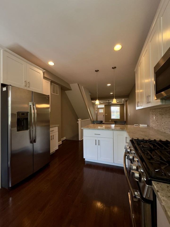 615 W 33rd St - Photo 5 of 25
