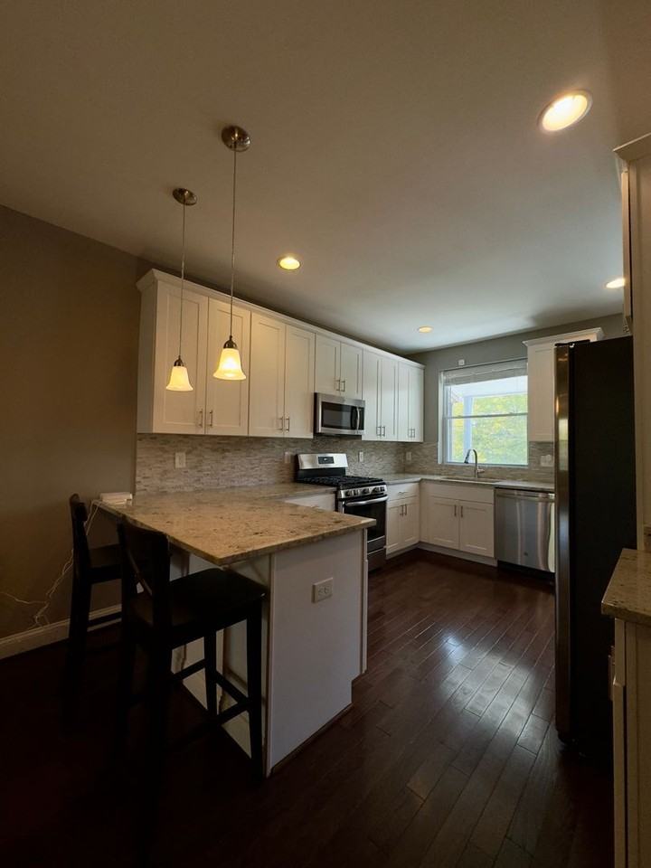 615 W 33rd St - Photo 6 of 25