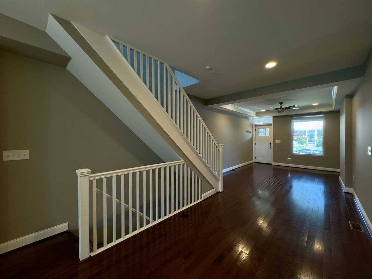 615 W 33rd St - Photo 4 of 25