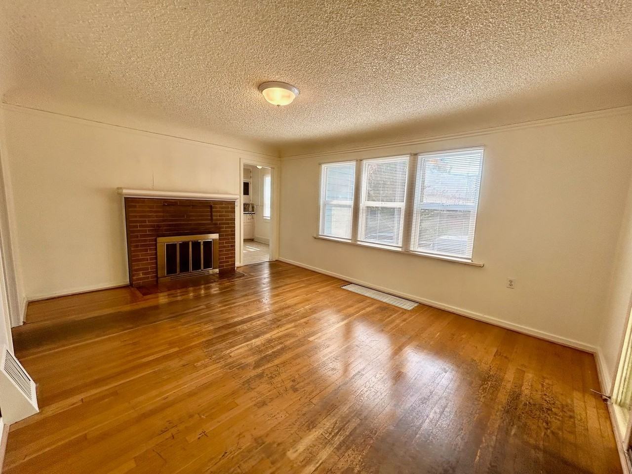 5958 34th Ave Sw - Photo 3 of 16