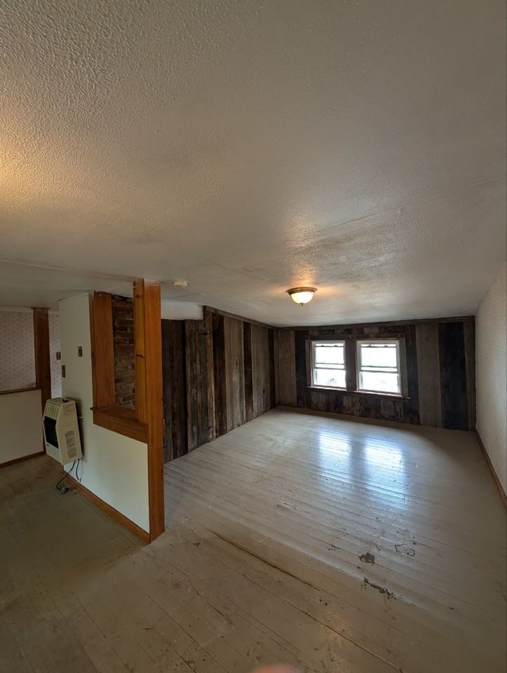 1463 Pleasant St - Photo 2 of 7