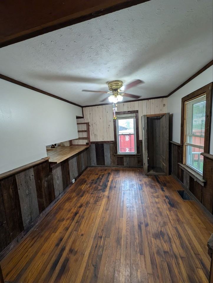 1463 Pleasant St - Photo 3 of 7