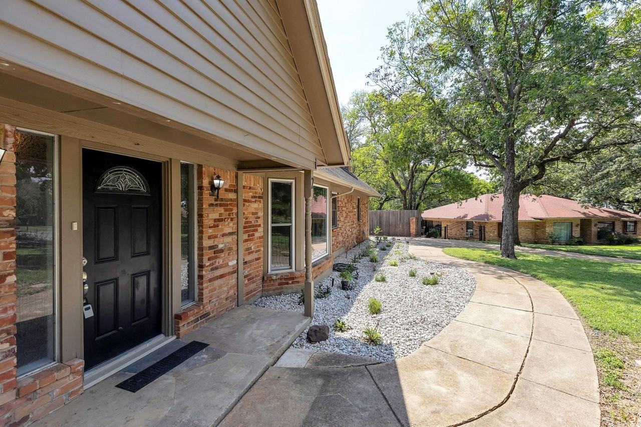 2 Chapel Ct - Photo 3 of 30