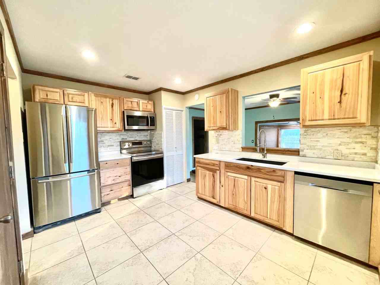 709 Center Ave - Photo 2 of 15