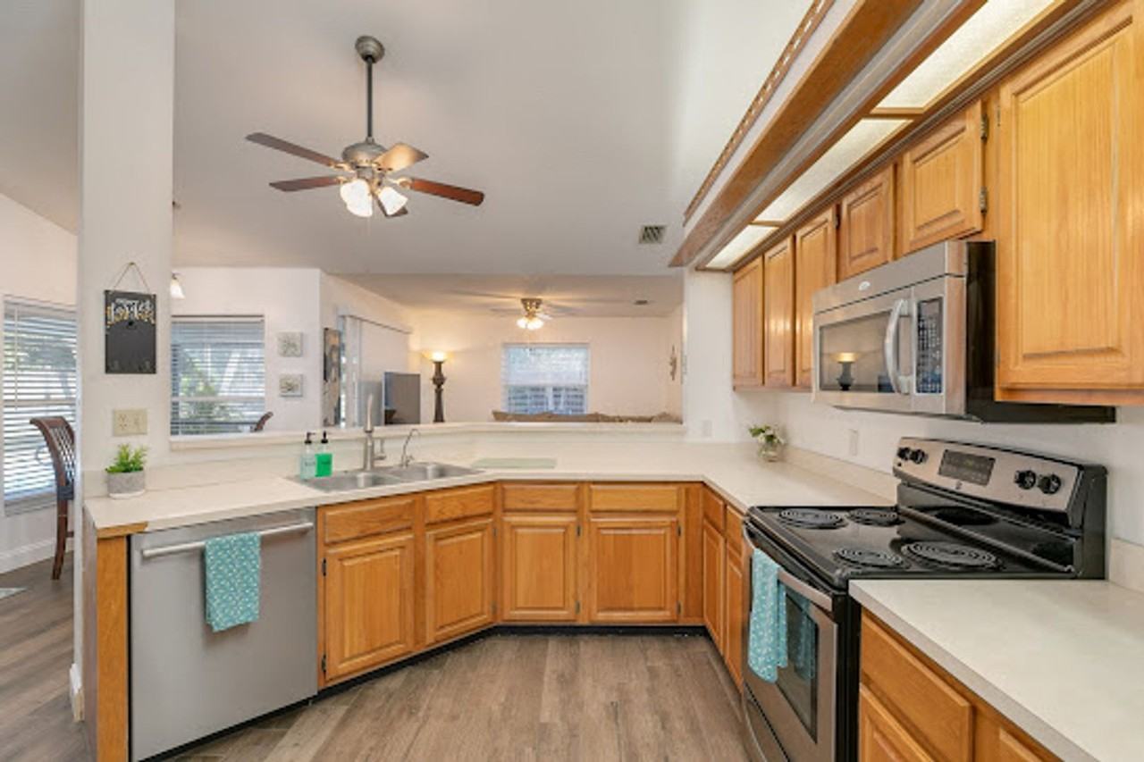 6385 Banks Ave - Photo 3 of 27