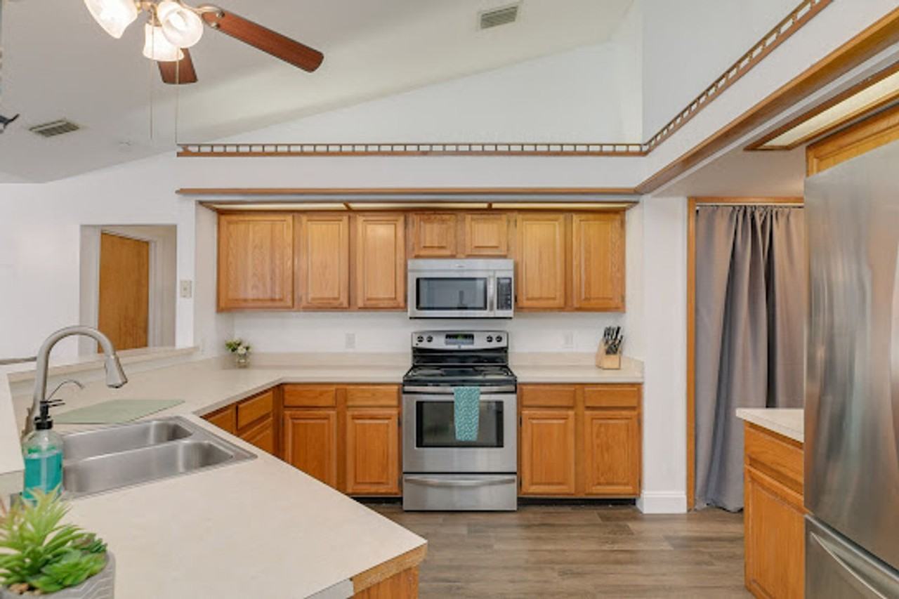 6385 Banks Ave - Photo 4 of 27