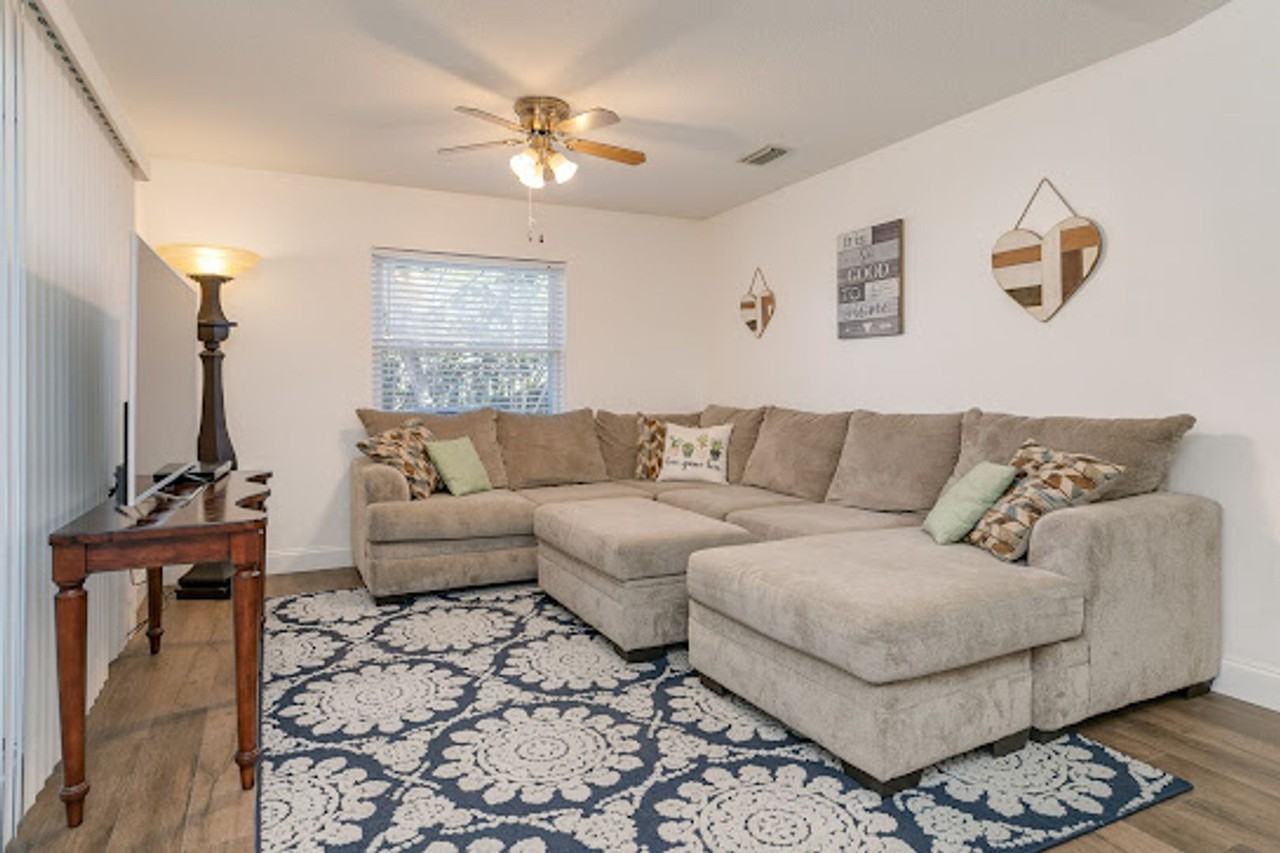 6385 Banks Ave - Photo 6 of 27