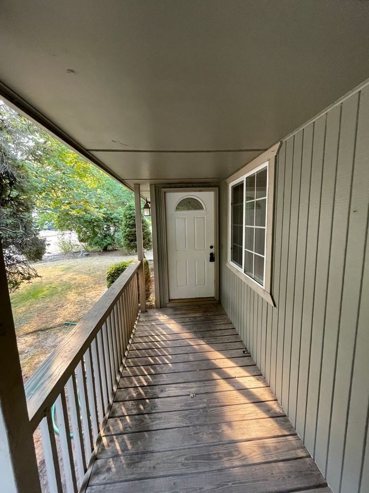 516 Maria Ave W - Photo 2 of 25