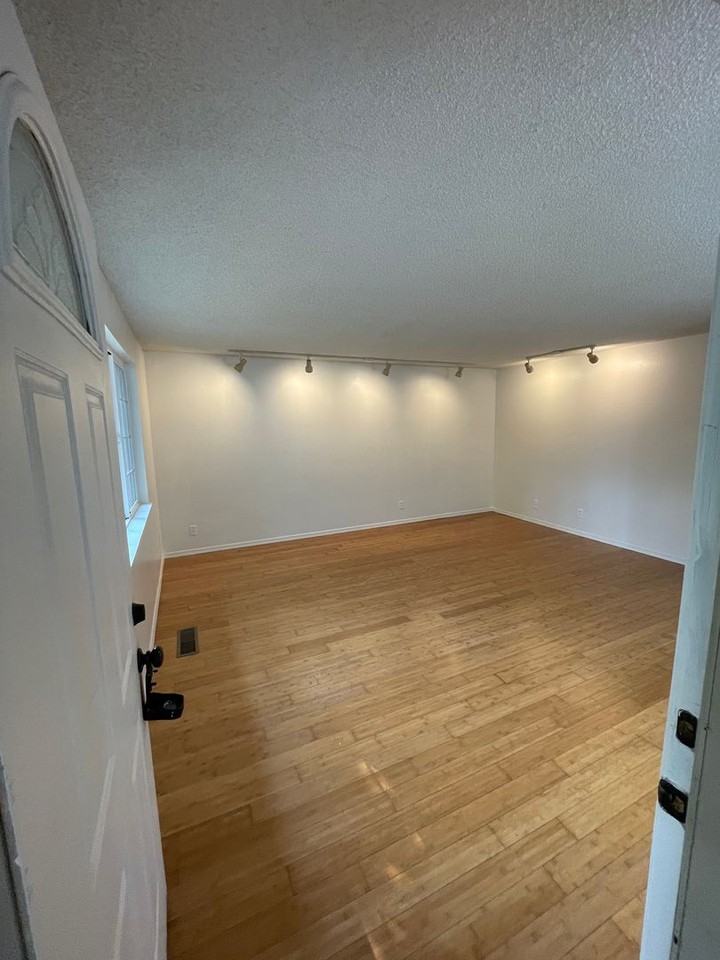516 Maria Ave W - Photo 3 of 25