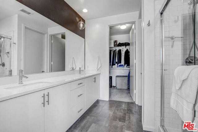 13135 Victory Blvd - Photo 3 of 8