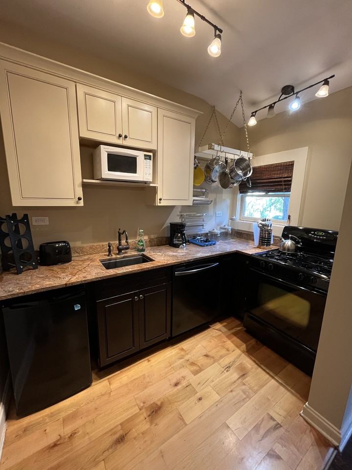 147 E Chestnut St #4 - Photo 6 of 15