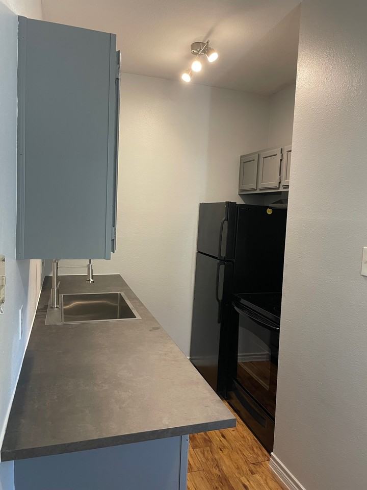 1904 Robbins Pl #1 - Photo 5 of 9