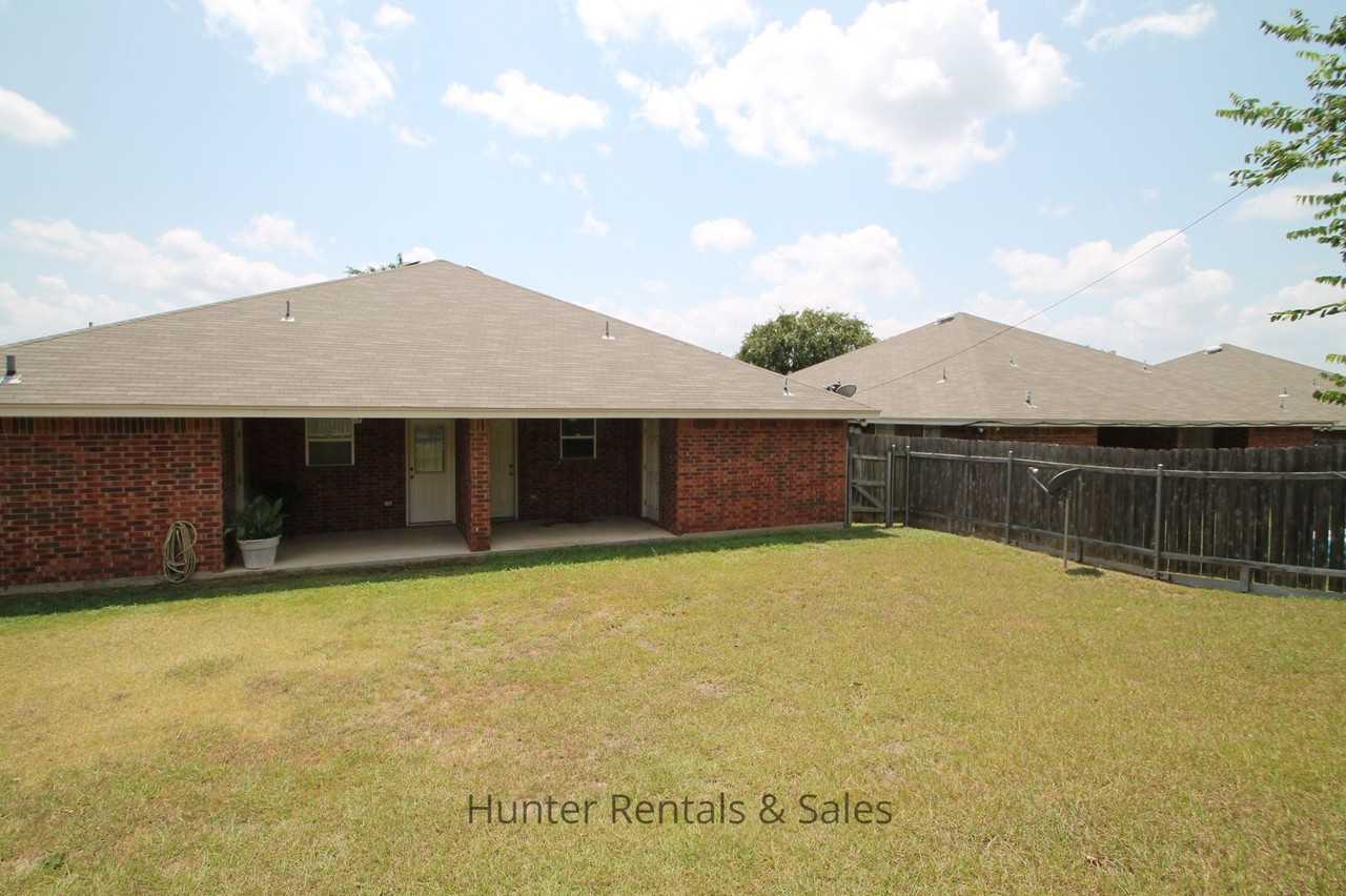 919 Rosewood Dr Apt A - Photo 2 of 26