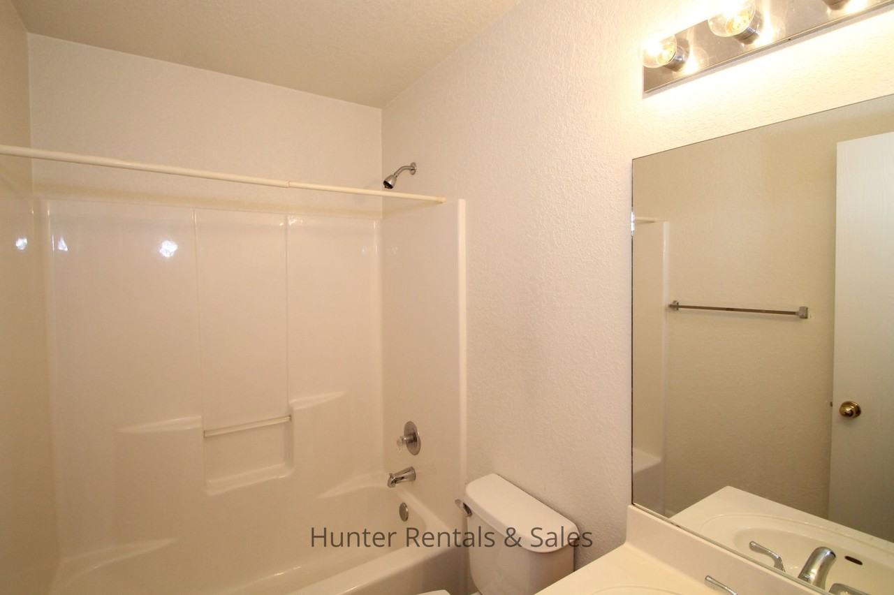 919 Rosewood Dr Apt A - Photo 4 of 26