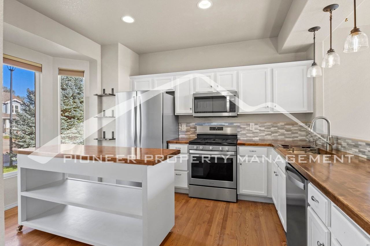 3654 Tail Wind Dr - Photo 3 of 24