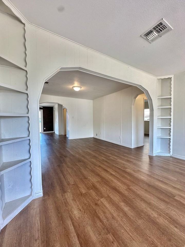 46 E 39th St - Photo 3 of 20