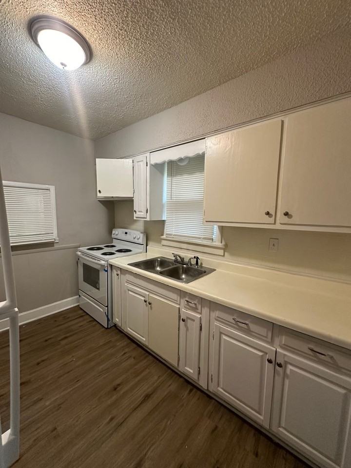 4036 E 68th Ter - Photo 3 of 9