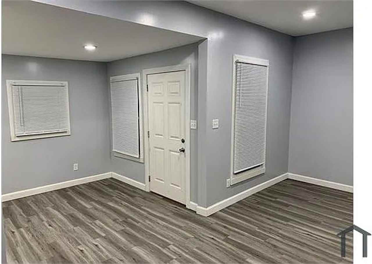 1640 Portage Ave - Photo 2 of 12