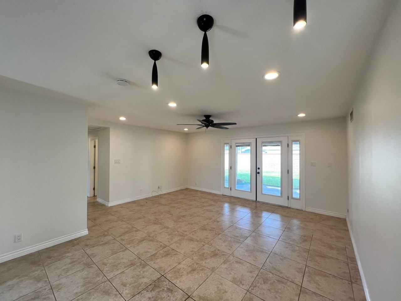 10411 Sande St - Photo 3 of 20