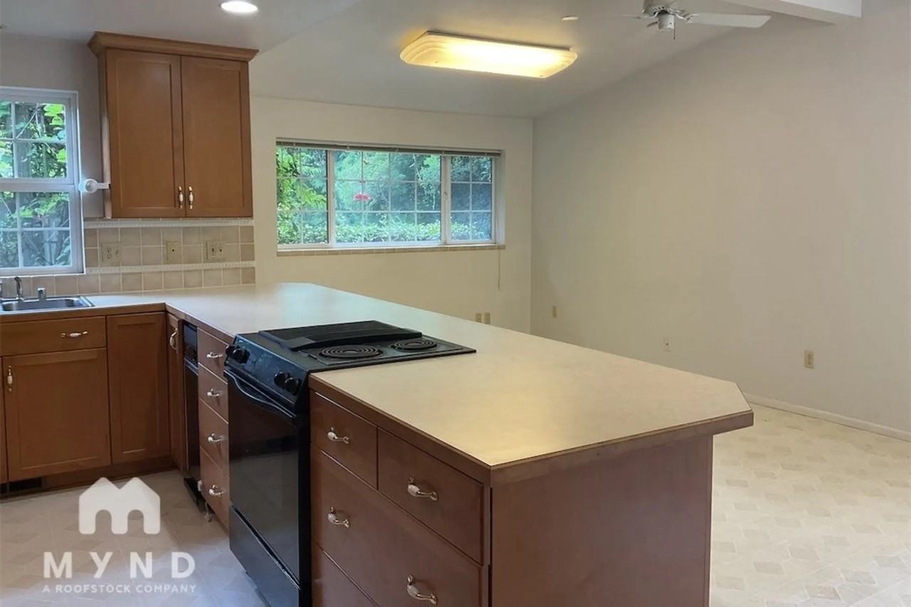 5808 Ne 190th St - Photo 3 of 7