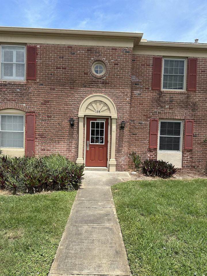 135 E Colonial Ct #1