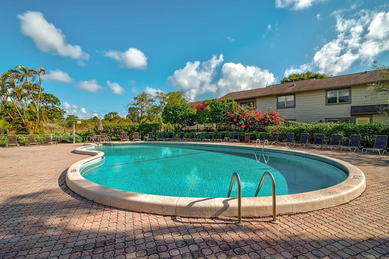 Crystal Pointe I - Photo 3 of 49