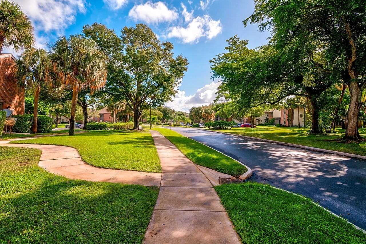 Crystal Pointe I - Photo 4 of 49