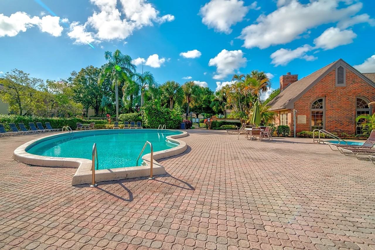 Crystal Pointe I - Photo 6 of 49