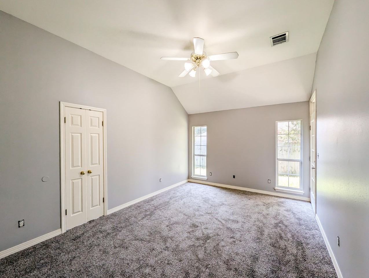 1605 Williamsburg Dr - Photo 2 of 7