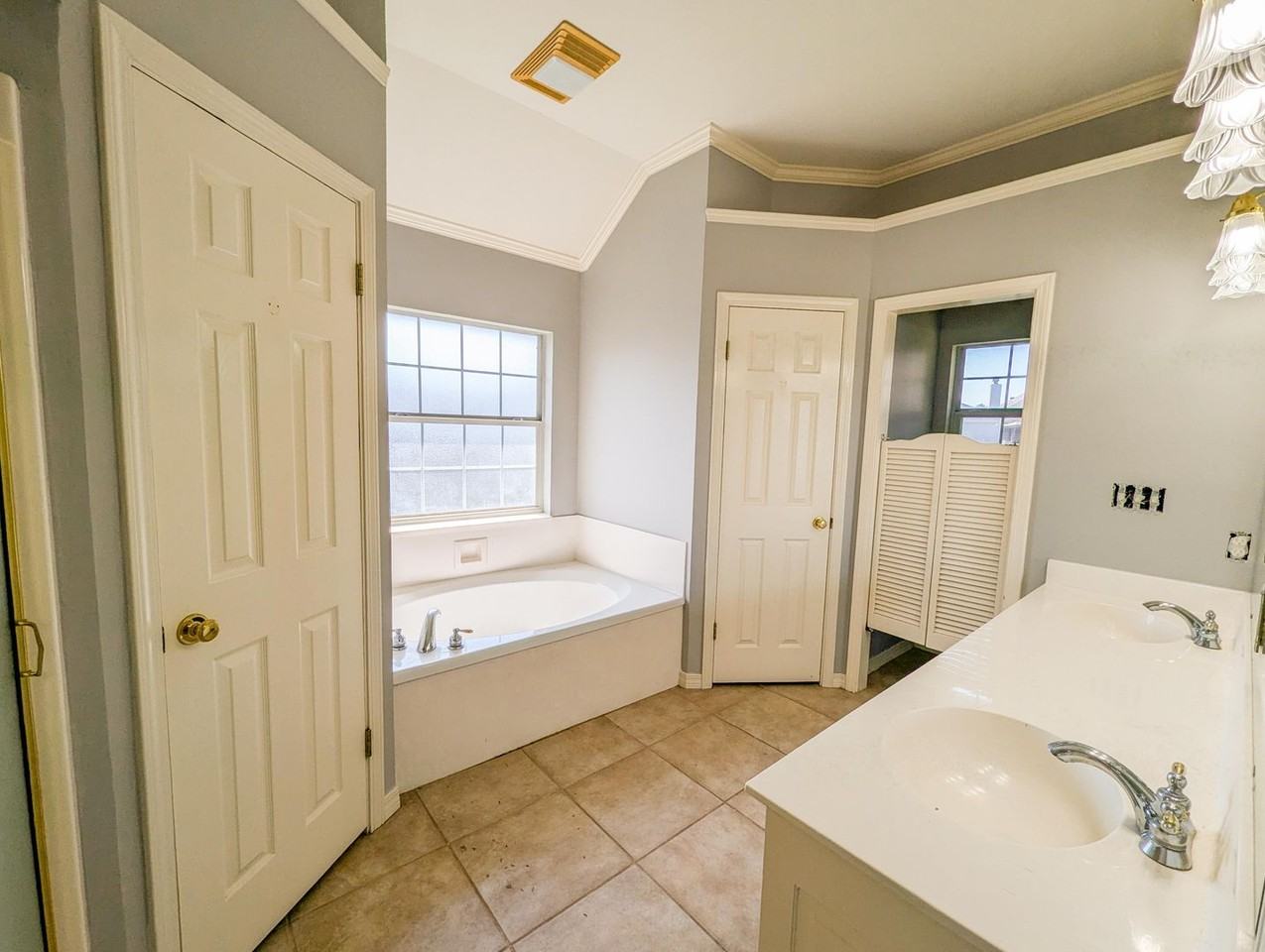 1605 Williamsburg Dr - Photo 3 of 7