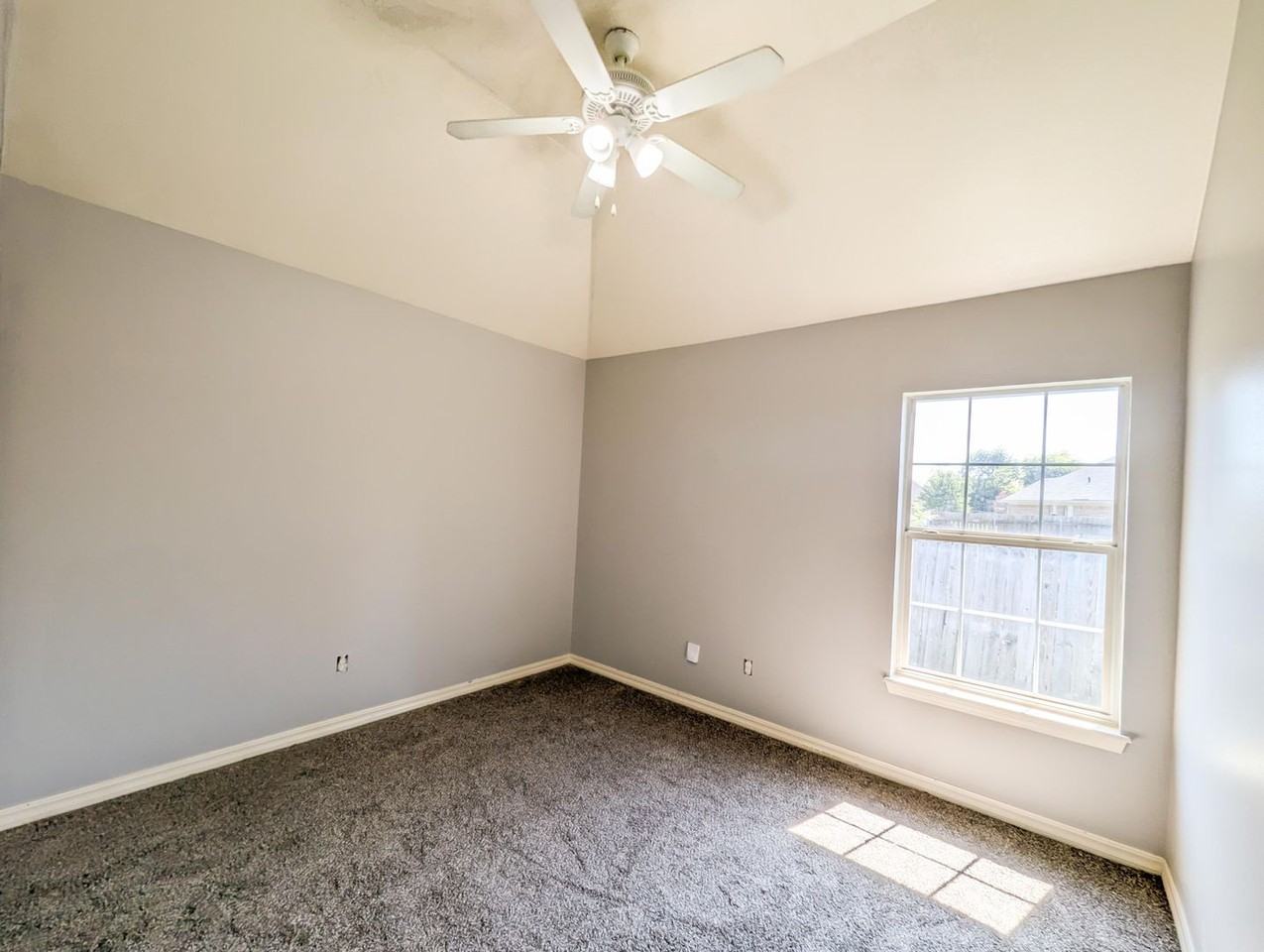 1605 Williamsburg Dr - Photo 4 of 7