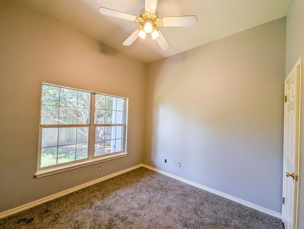 1605 Williamsburg Dr - Photo 5 of 7