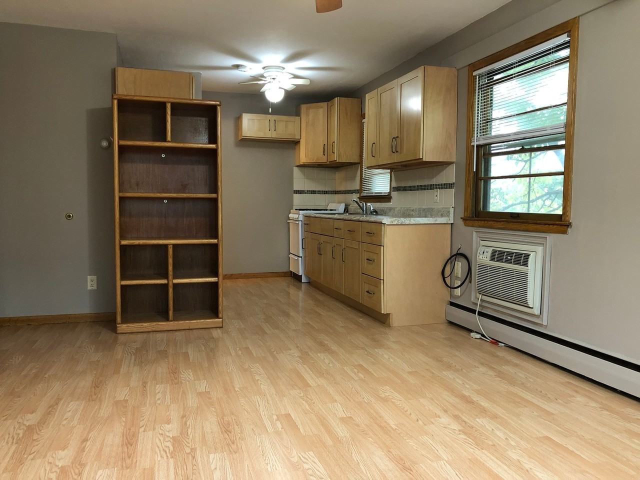 Near Light Rail 1BR Apartment - Photo 3 of 10