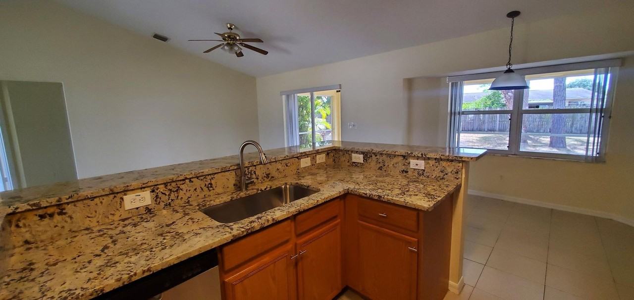 790 Southwest Hibiscus Street - Photo 4 of 15