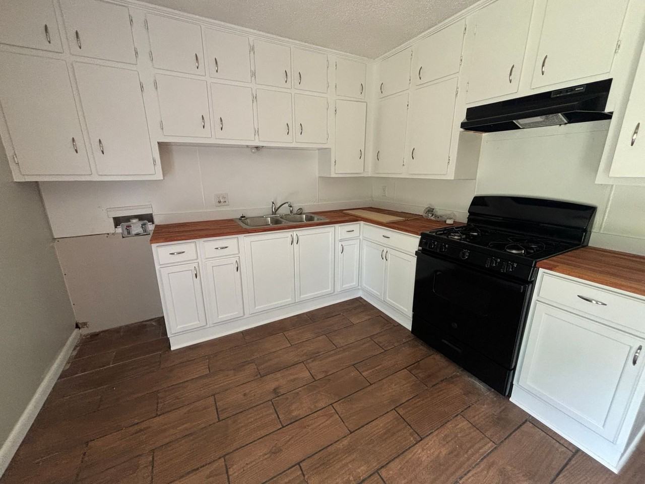 1300 Meadowview Drive - Photo 5 of 11