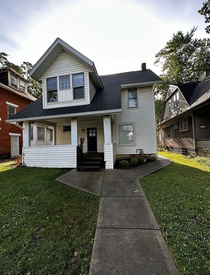 2122 Summit St - Photo 2 of 10