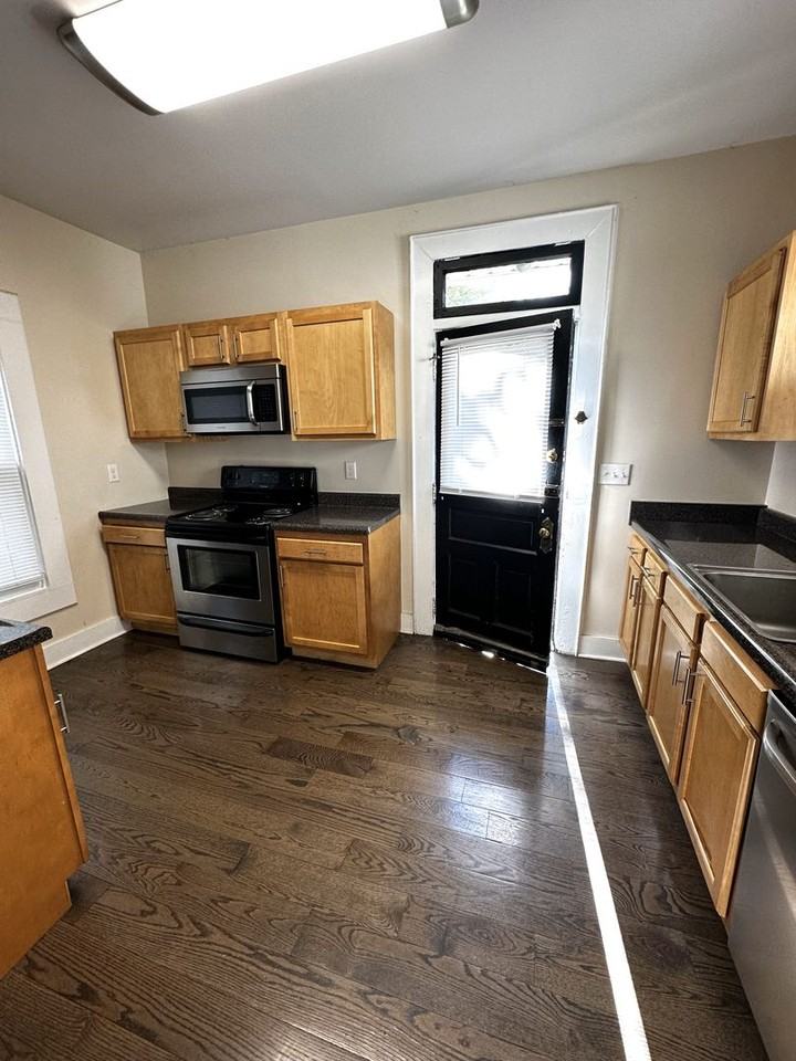 2122 Summit St - Photo 3 of 10