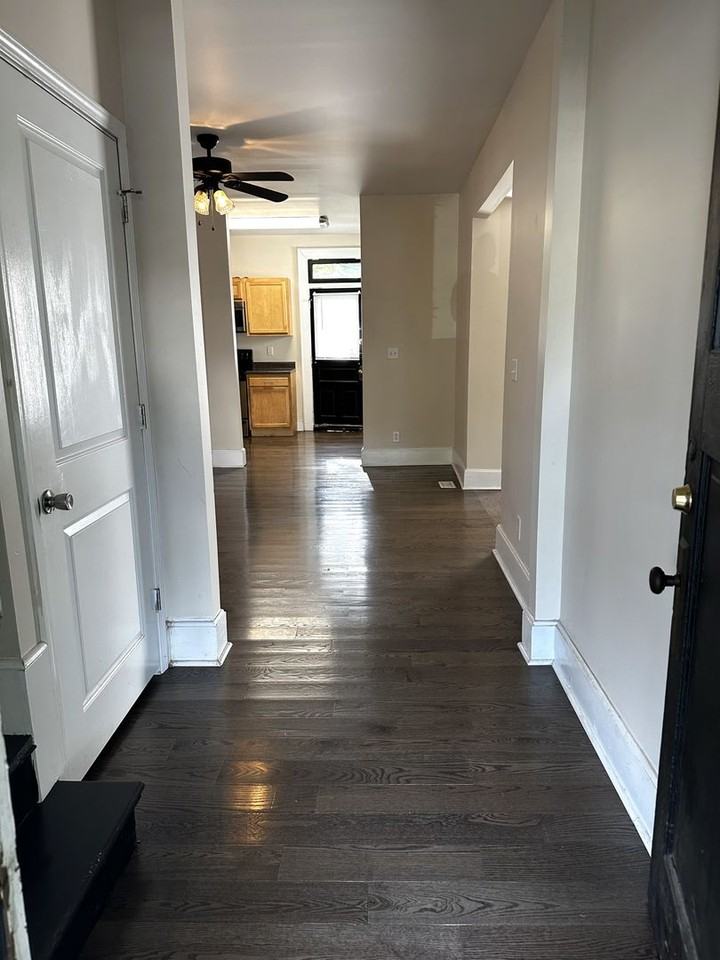 2122 Summit St - Photo 4 of 10