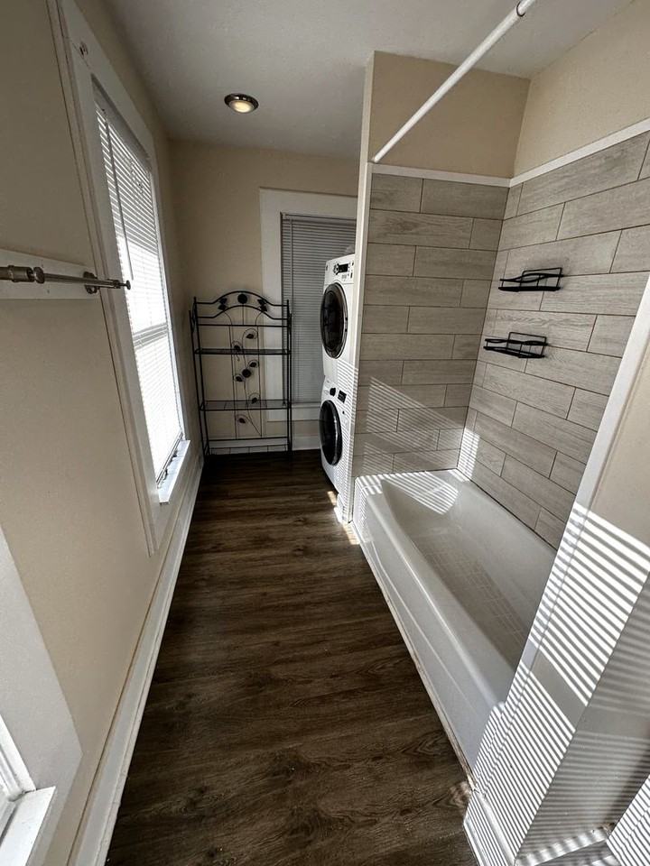 2122 Summit St - Photo 5 of 10