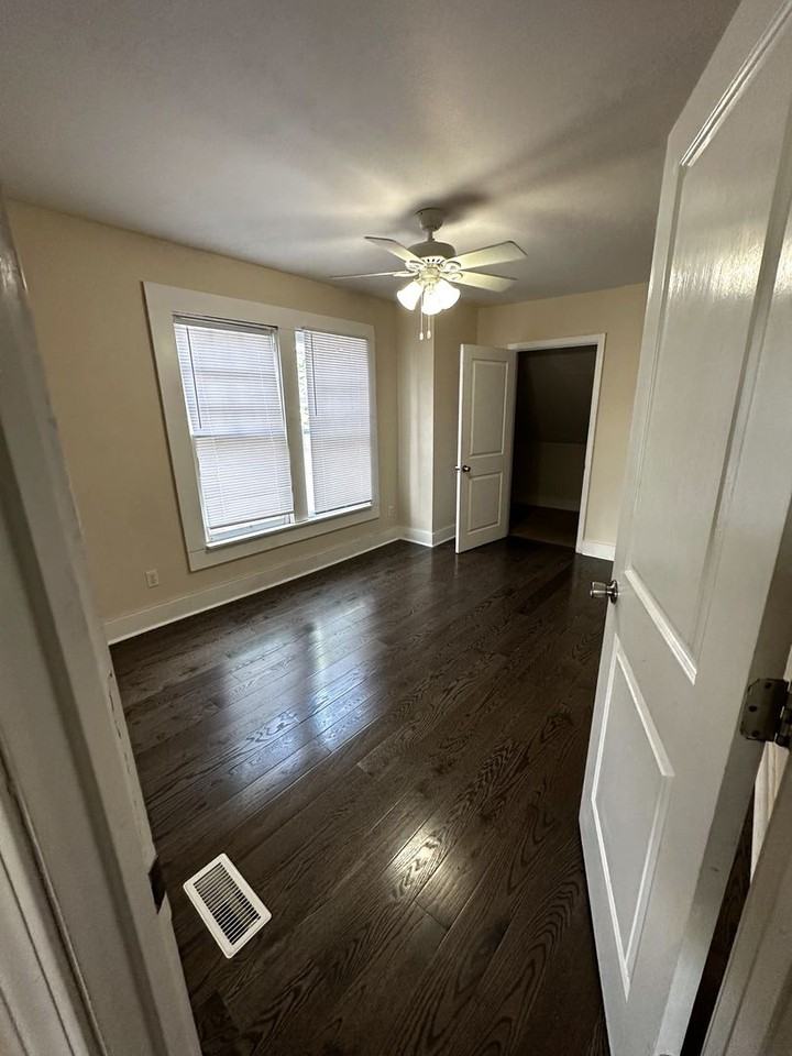 2122 Summit St - Photo 6 of 10